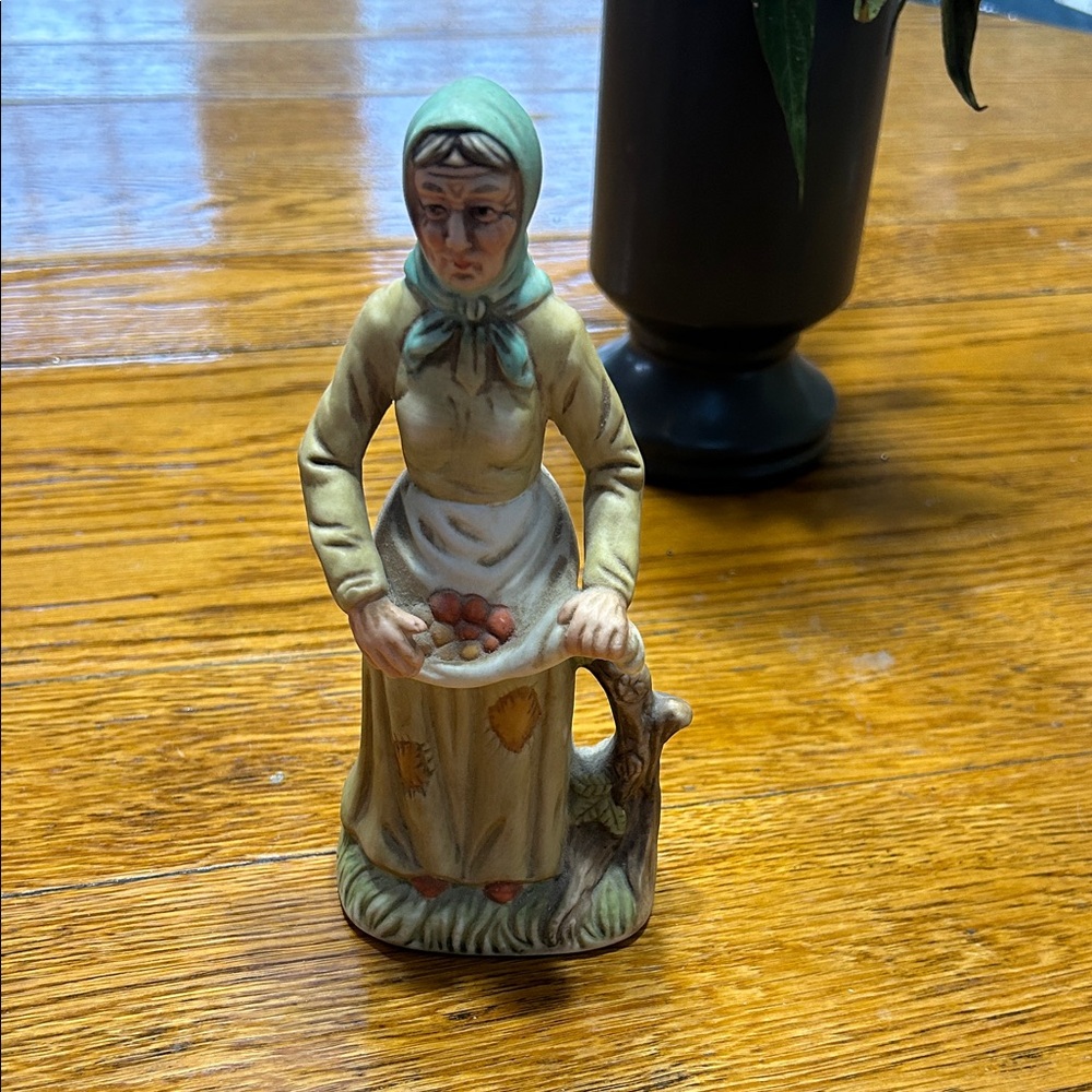 HOMCO vintage Home Interiors old woman with apron figurine.